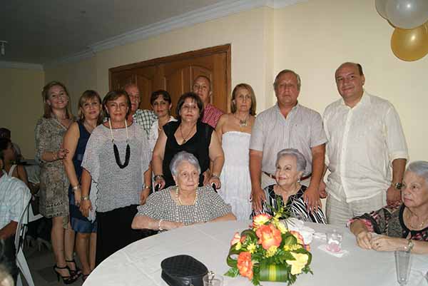 Cada ocasión especial era motivo para una reunión familiar en la familia de Lourdes, quien en la gráfica aparece en compañía de sus hermanas Elisa Elvira y María Teresa Vives (fallecidas); como también de sus hijos Alicia, Silvia, Lourdes; Alfredo (fallecido), María Cecilia, Teresita, Manuel, Mercedes, (fallecida), Eduardo y Martín Campo Vives.