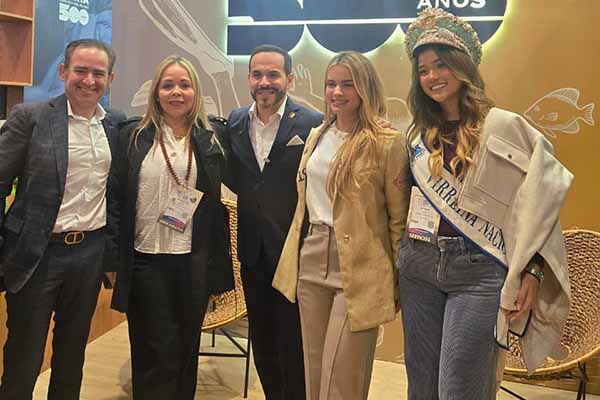 Candidato Abelardo de la Espriella visitando stand de Santa Marta, Ana Lucia Pineda, Joaquín Gutiérrez, entre otros.