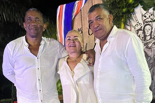 El acordeonero Almes Granados, Rubby Cecilia López e Ivo Díaz, representantes de la Fundación ‘Parranda Blanca’. Foto cortesía