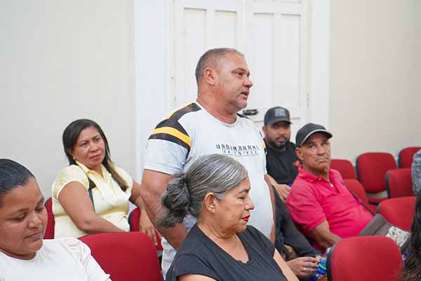 Comerciantes del sector de La Frutera en Ciénaga expresando su inconformismo por el bajo flujo de turistas y la disminución de las ventas. Foto Alcaldía de Ciénaga