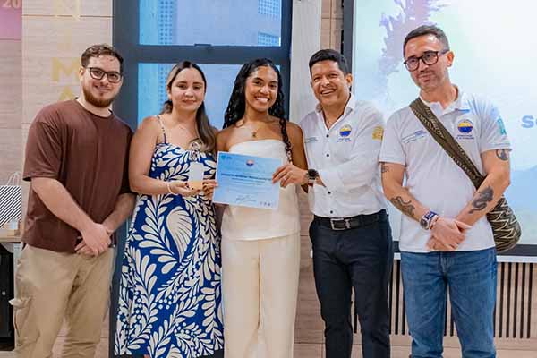 Zharick Trespalacios Villa, de noveno semestre del programa de Antropología en compañía de Pablo Vera Salazar, rector de Unimagdalena. Foto Unimagdalena