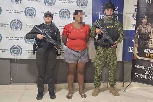 Alias ‘Yari’ y alias ‘Kenya’ fueron dejadas a disposición de la Fiscalía general de la Nación. Fotos Armadas Nacional