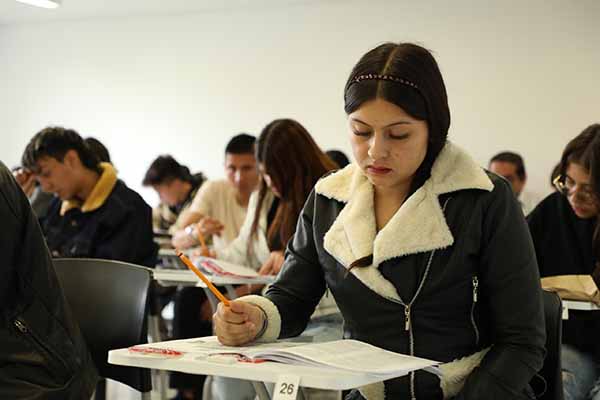 Jovenes colombianos realizando su prueba Saber 11 en una región del país. Foto Icfes 