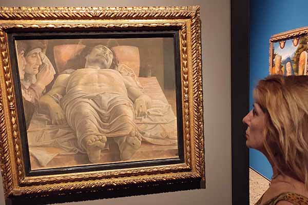 “Lamentación sobre Cristo muerto” (o Cristo morto) de Andrea Mantegna (1480), famosa por su radical perspectiva escorzada (pintura al temple, 68 x 81 cm). Pinacoteca de Brera de Milán. (Foto: EFE/Amalia González)