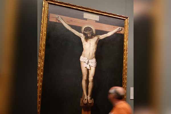 Visitantes observan el cuadro “Cristo crucificado” de Velázquez durante la presentación en el Museo del Prado de la exposición “Calderón de la Barca toma la palabra en el Prado”, un recorrido que permitirá contemplar la pintura barroca de la pinacoteca “desde la sutilidad conceptual y estética” del escritor. (Foto EFE/ Javier Lizón)