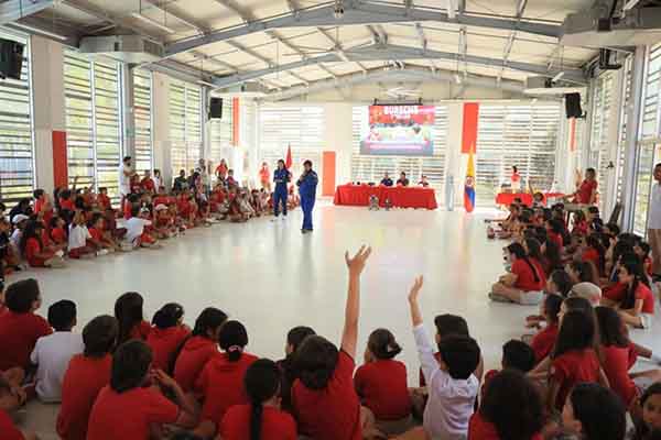 La ingeniera Giovanna Ramírez compartió con estudiantes de Santa Marta su experiencia cercana a la misión Artemis II y motivó a las nuevas generaciones a incursionar en el mundo de la ciencia y la tecnología. Foto derechos reservados EL INFORMADOR 