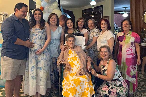 Los futuros papás con su abuela, Beatriz Lacouture de Vives; su mamá, Ana Beatriz Vives Lacouture y sus tíos, Enrique, Maria Cristina, Margarita, Rosa Paulina, Cecilia, Alicia y Estela Vives Lacouture.