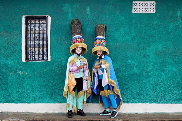 Dos “nicas” posan para una fotografía durante una procesión en honor a San Sebastián en el tradicional Tope de los Santos, en Diriamba, Nicaragua. (Foto EFE/STR)