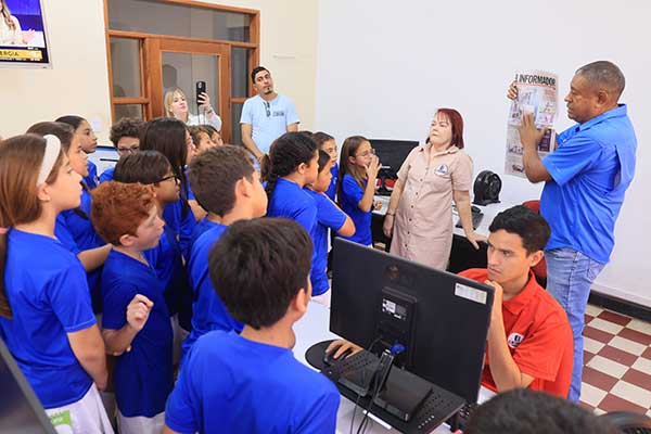 Los estudiantes mostraron gran interés en conocer la dinámica de las diferentes fuentes informativas que se manejan en EL INFORMADOR, como en el caso de deportes la cual es dirigida por el periodista Mauris González.