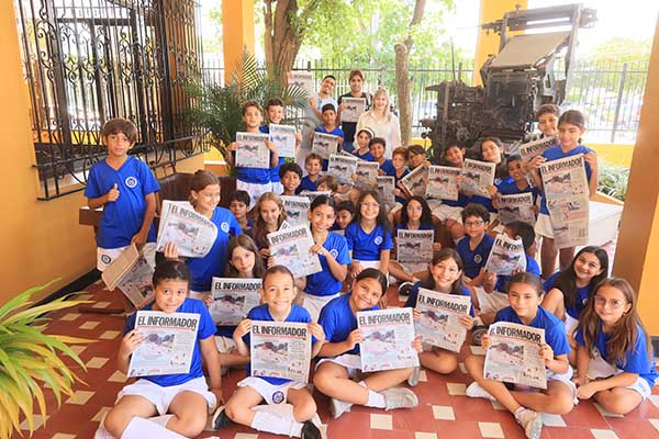 Los estudiantes del Colegio Bilingüe recibieron una charla de bienvenida por parte de la editora general de EL INFORMADOR, Cecilia Vives Lacouture.