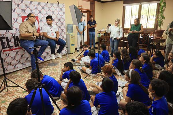 En medio de una entrevista realizada por el periodista Andrés Espinoza, los alumnos vieron en vivo como es el proceso de una entrevista en la Sala de Tertulia ‘Pepe Vives De Andréis’.