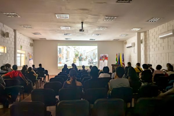 Una masiva asistencia de jóvenes recibió las obras audiovisuales de UNIMAGDALENA en la sede de la Universidad Rafael Núñez. ‘Cine en los Barrios’ del FICCI continúa siendo la plataforma ideal para que los nuevos realizadores de la Alma Mater exhiban su trabajo ante diversas audiencias. Foto Unimagdalena 