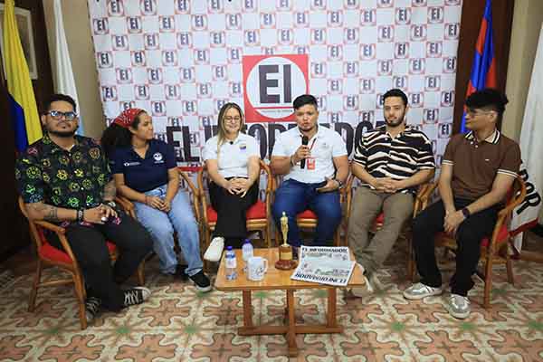 Los ganadores del Premio en entrevista con el periodista Andrés Espinosa de EL INFORMADOR. Foto derechos reservados EL INFORMADOR
