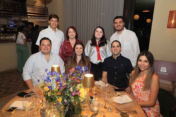 Manuel Mendoza, Cecilia Vives, Lucia Bateman, Juan Pablo Rubio. Sentados, Octavio Socarrás, Ana Maria Succar, Antonio Miranda y Erika Reyes.