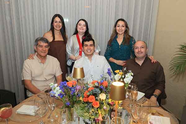 De pie, Carolina Guida; Lucia Bateman y María del Pilar Riaño. Sentados, Jairo Diaz Granados, Mario Saade y Rodolfo José Succar Vives.
