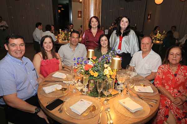 Edgar Hernández, Luz Marina Vives, Diego Jaramillo, Estela, Enrique y Margarita Vives. De pie, Cecilia Vives y la nueva profesional, Lucía de Fátima Bateman Vives.