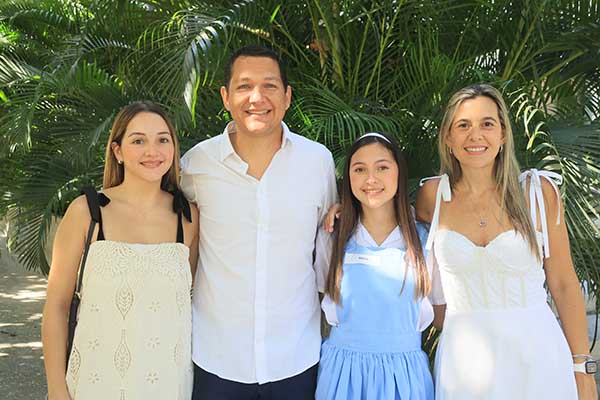Julieta Campo García, acompañada de sus padres Oswaldo Campo y Sonia García, y de su hermana Sara Campo. Foto derechos reservados EL INFORMADOR