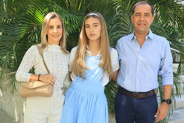 María Mercedes Pinedo Zúñiga y sus papás José Luis Pinedo Campo, Laura Zúñiga. Foto derechos reservados EL INFORMADOR
