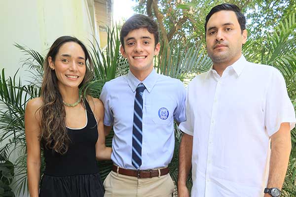 Santiago Plata con sus familiares Daniela Plata y Ambrosio Plata. Foto derechos reservados EL INFORMADOR