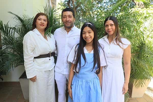 Valentina Ureche en compañía de sus familiares Jessica Pineda, Jhonatan Ureche, Ana Milena Gómez. Foto derechos reservados EL INFORMADOR