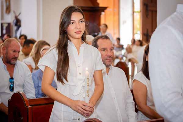 María Gabriela Méndez participó en la ceremonia de Confirmación, consolidando su compromiso con la Iglesia Católica en un acto lleno de recogimiento espiritual.