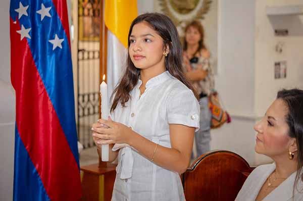 Mariana Jiménez Molinares recibió el sacramento de la Confirmación, marcando un paso importante en su crecimiento espiritual y vida de fe.