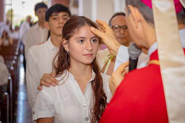 Luciana Dávila, reafirmó su fe católica al recibir el sacramento de la Confirmación, en la Catedral Basílica de Santa Marta.