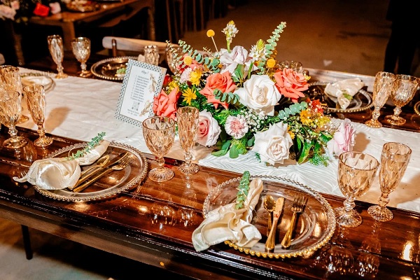 Las bodas en playas se enmarcan en las llamadas ‘Bodas Destino’, en las que tanto los novios como los invitados se trasladan a un lugar diferente de su localidad de residencia. Foto cortesía