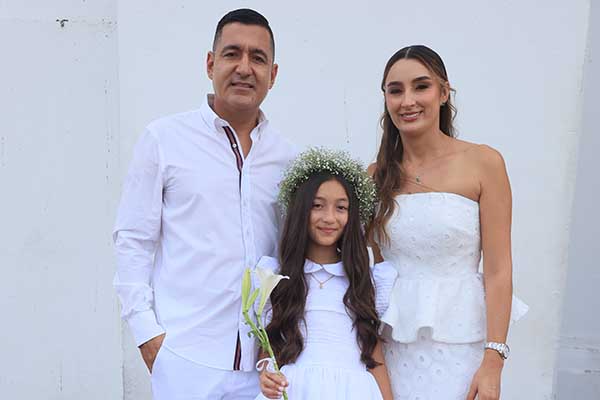 Sara María Sánchez Buitrago junto con sus padres, Jackson Sánchez y Bibiana Buitrago.