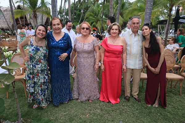 Vanesa Méndez, Isabel Méndez, Alicia Méndez, Rosa Margarita Méndez, Camilo Roa y Catalina Calvo.