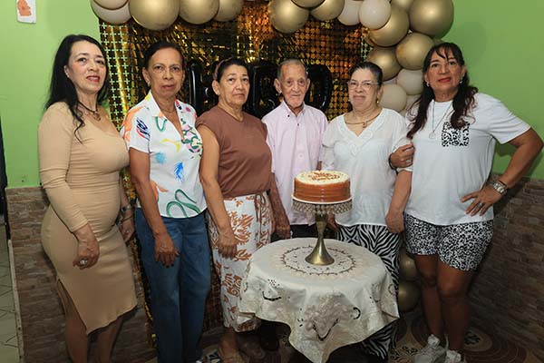 Edilberto Rafael Rada López junto a sus hijas Marta Rueda, María Rada, Nanci Rada, Atala Rada y Carmen Rada, quienes lo acompañaron en esta fecha especial.