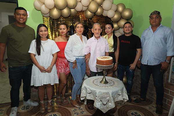 El homenajeado compartió la celebración con sus nietos Alex Rada, Tatiana Granados Rada, Samia Granados, Salima Arregocés, Samia Arregocés, Mauricio Peñaranda y Royman Campo.