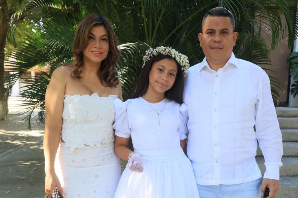 Alessia Castro y sus papás Jesús Castro y Karina Arrieta, durante la celebración de su Primera Comunión en el Colegio Bilingüe de Santa Marta.