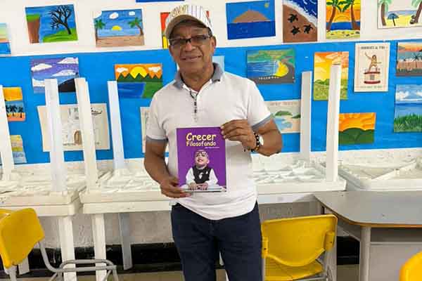El escritor y docente Ekin Palma Barahona presentó su propuesta pedagógica Crecer Filosofando, enfocada en desarrollar el pensamiento creativo y crítico en niños y jóvenes a través de la filosofía. Foto derechos reservados EL INFORMADOR 