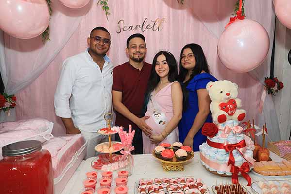 Juan Andrés Fawcett y Helen Palacios junto a los padrinos de Scarlette, Diego Ramírez y Yudis Peña.