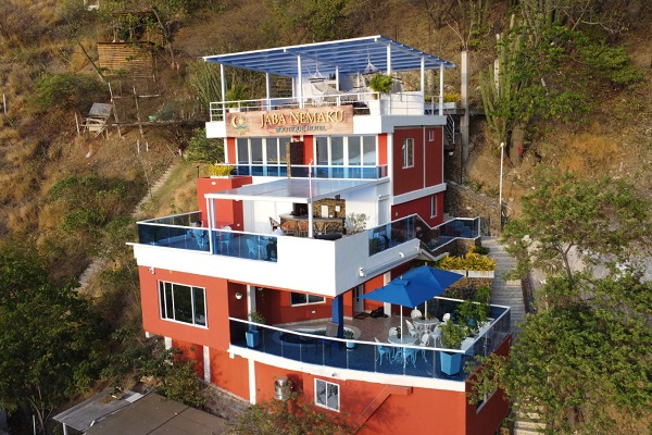 Con una ubicación privilegiada entre las montañas de Taganga y el mar Caribe, Jaba Nemaku Boutique Hotel abrió oficialmente sus puertas, ampliando la oferta de alojamiento exclusivo en Santa Marta. Foto: Derechos reservados/EL INFORMADOR.