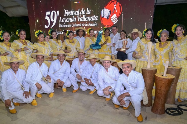 Como estaba previsto al cierre de la ceremonia de premiación el Rey Vallenato José Juan Camilo Guerra Mendoza. Foto Festival vallenato 