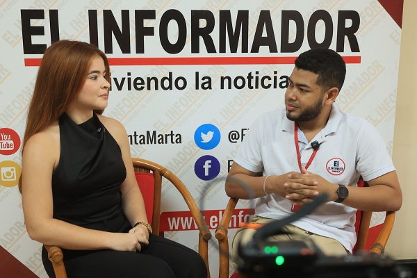 Isabela Cuello Orejarena, representante del barrio Los Cisnes y Juan Mozo De Lima, periodista. Foto derechos reservados EL INFORMADOR 