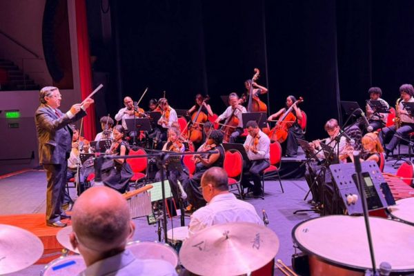 La Orquesta Filarmónica Cajamag en el Teatro Pepe Vives Campo.