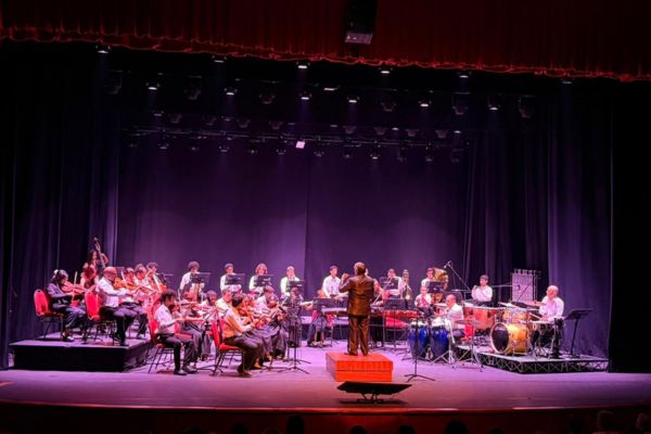 Las interpretaciones sinfónicas de reconocidas baladas románticas conquistaron al público samario durante una noche cargada de recuerdos, emociones y aplausos en el Teatro Cajamag. Foto Cajamag 