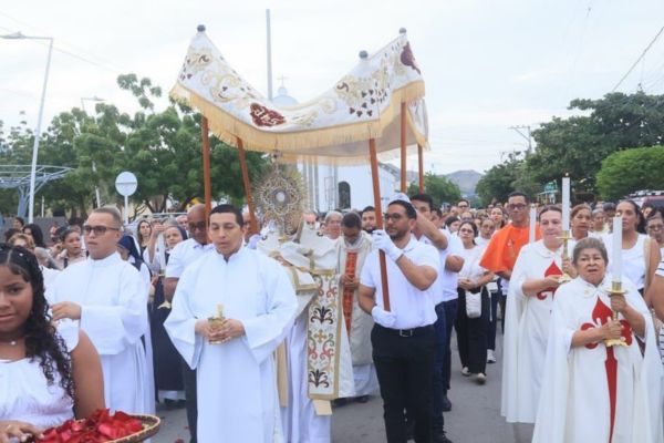 Feligreses recorrieron las calles del Centro Histórico de Santa Marta durante la procesión del Corpus Christi, una de las celebraciones más importantes de la Iglesia Católica. Foto derechos reservados EL INFORMADOR 