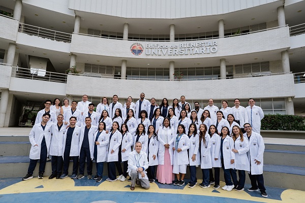 En una emotiva ceremonia, 36 estudiantes de Medicina dieron el paso definitivo hacia sus prácticas profesionales. Foto Unimagdalena 