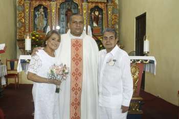 Los novios, Armando Ordóñez Vives y Nacira Behaine Rodríguez con el Padre Ramiro Núñez.