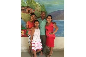  Edgar Cantillo Ortiz junto a su esposa Yamilis Ester Ramos Perea y sus dos hijas Yoselin Cantillo Ramos y Eri Sandrith Cantillo Ramos. 