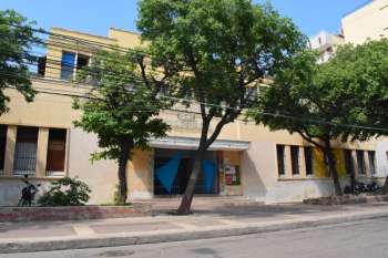 La fachada principal de La Gota de Leche se conserva casi intacta: La histórica edificación, construida en 1942 por el gobernador Pepe Vives De Andréis  se ha convertido en un símbolo de la cultura y la historia samaria.