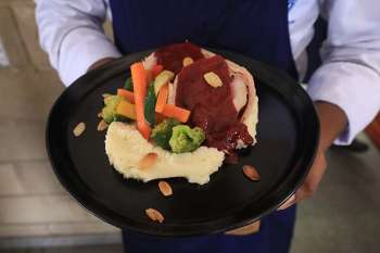 Lomo de cerdo navideño al barril, relleno y bañado en salsa de frutos rojos, sobre una porción de puré de papá y acompañado de vegetales salteados. Derechos Reservados/ELINFORMADOR