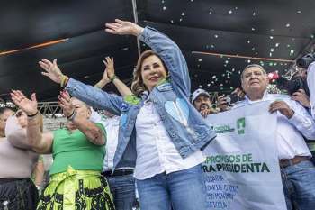 La exprimera dama de Guatemala y candidata por el partido Unidad Nacional de la Esperanza Sandra Torres, participa en su cierre de campaña.
