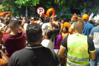 Simpatizantes del partido Fuerza Ciudadana protestan frente a la Registraduría Nacional en Santa Marta por demoras en la inscripción del nuevo candidato a la alcaldía, Jorge Agudelo.
