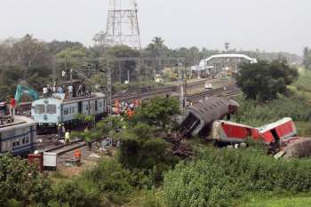 Trabajadores del ferrocarril indio instalan nuevas vías de tren en el lugar de un accidente de tren en Odisha Balasore, India.
