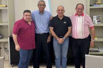 En la gráfica el alcalde Carlos Pinedo Cuello, junto con Álvaro Ospino Valiente, jefe de la Comisión Preparatoria para la celebración de los 500 años de la fundación de Santa Marta, y otros funcionarios distritales.